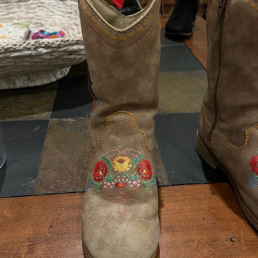 Toddler girls’ Spirit boot- tan suede w/ floral pattern & Spirit horse. Size 12